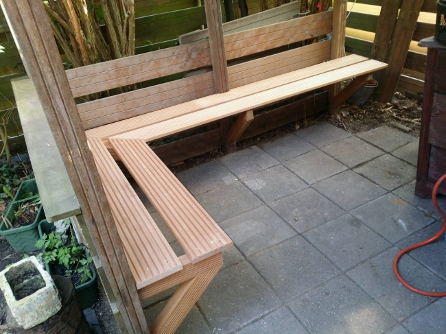 Bankje gemaakt, het is eigenlijk net een bushalte... 