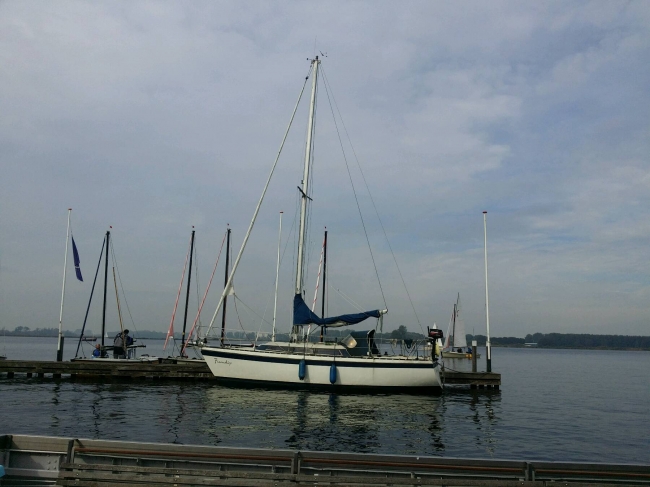 En zo zit je totaal onververwacht met drie vage bekenden op de kaag