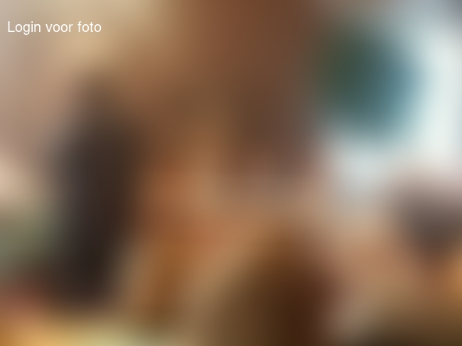 De dames worden toegesproken door de burgemeester 