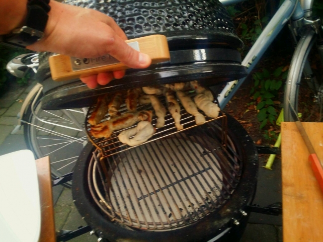 Door de kinderen gemaakte saucijzenbroodjes blijken ook prima in de BBQ te kunnen