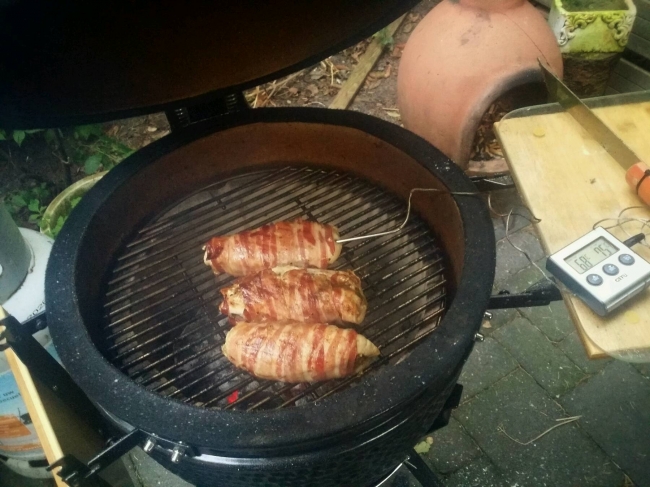 Wiek maakt risotto, ik buiten kip gevuld met geroosterde pijnboompitten en parmezaan omwikkeld met spek.... 