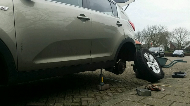 De krokussen komen door het gras dus tijd voor de wintetbanden