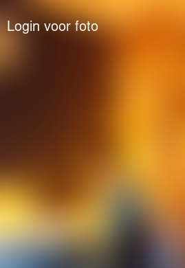 Hard aan het leren tussen haar kerstversieringen