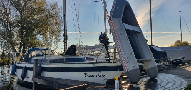 Half november in een T-shirt de boot opruimen....#bizar